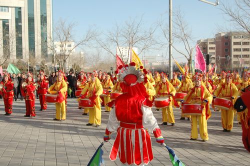 酒泉市2011年元宵節(jié)社火匯演期間，部分社火隊(duì)來公司拜年