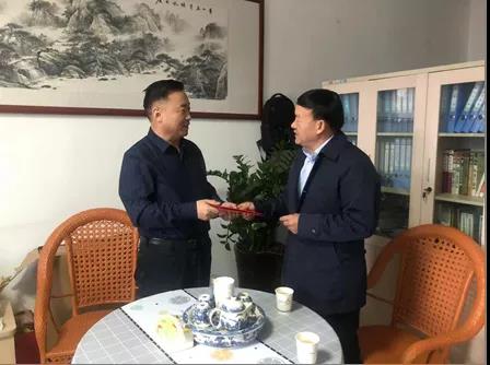 敦煌種業(yè)領(lǐng)導看望慰問公司老干部、老黨員及困難黨員職工
