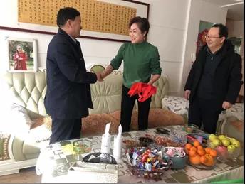 敦煌種業(yè)領(lǐng)導看望慰問公司老干部、老黨員及困難黨員職工