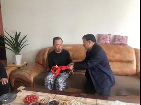 敦煌種業(yè)領(lǐng)導看望慰問公司老干部、老黨員及困難黨員職工