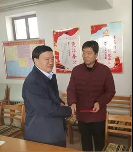 敦煌種業(yè)領(lǐng)導看望慰問公司老干部、老黨員及困難黨員職工