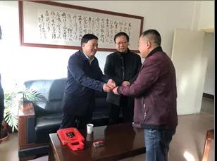 敦煌種業(yè)領(lǐng)導看望慰問公司老干部、老黨員及困難黨員職工