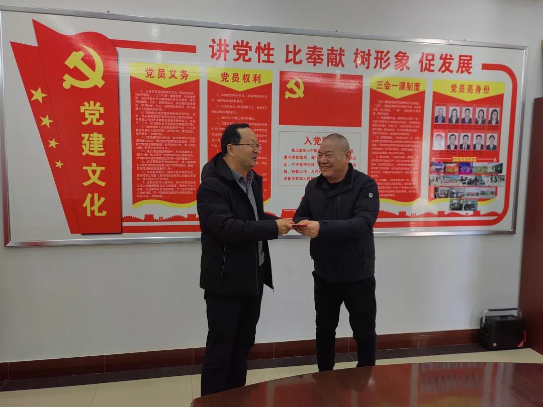 敦煌種業(yè)領(lǐng)導看望慰問公司老干部、老黨員及困難黨員職工